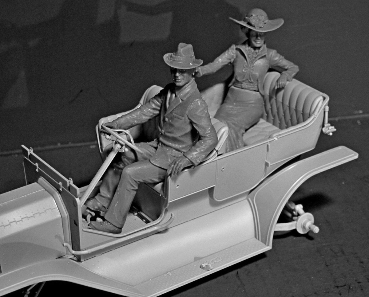 ICM Models MODEL CARS ICM Models Model Cars 1/24 American Male/Female Motorists 1910's Kit