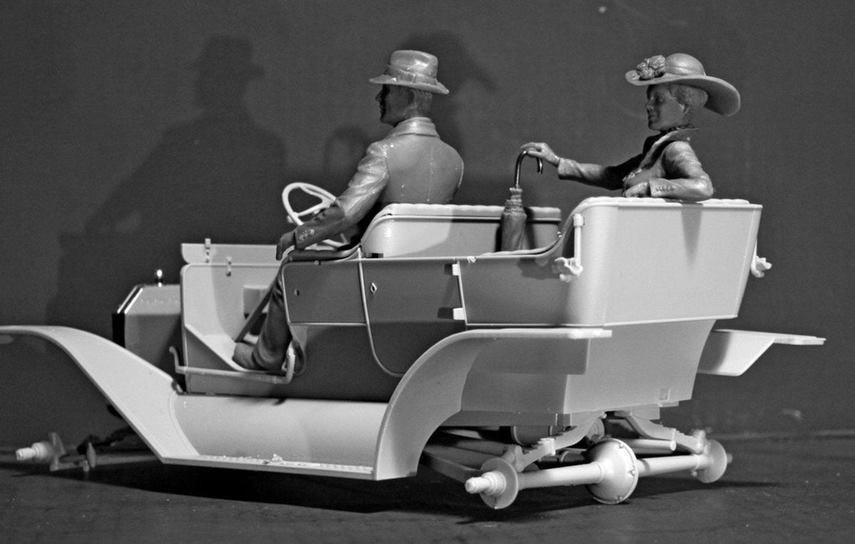 ICM Models MODEL CARS ICM Models Model Cars 1/24 American Male/Female Motorists 1910's Kit