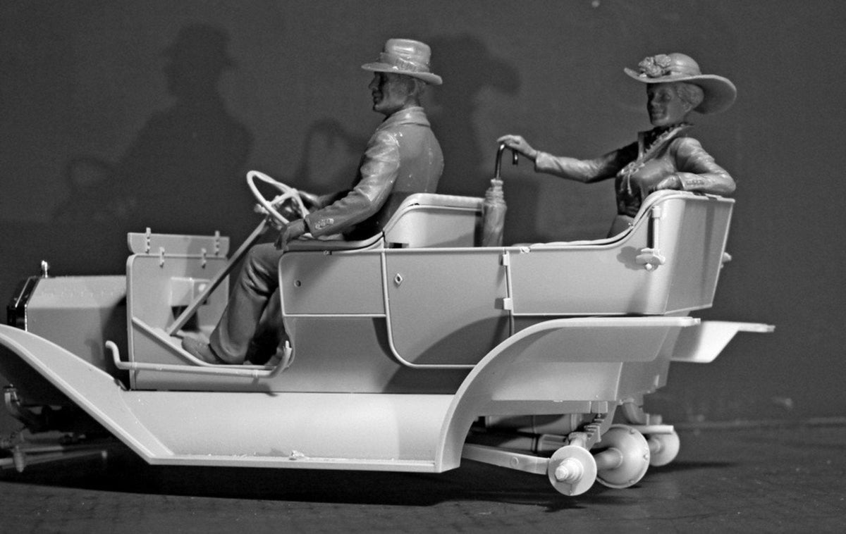 ICM Models MODEL CARS ICM Models Model Cars 1/24 American Male/Female Motorists 1910's Kit