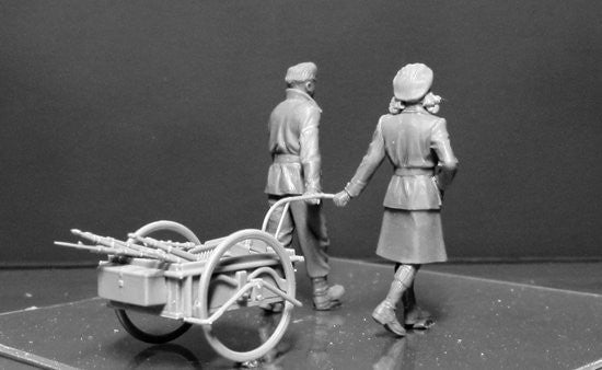 Master Box MILITARY MODEL Master Box Ltd 1/35 Children (2) w/Ammo Cart Heading to the Frontline Kit