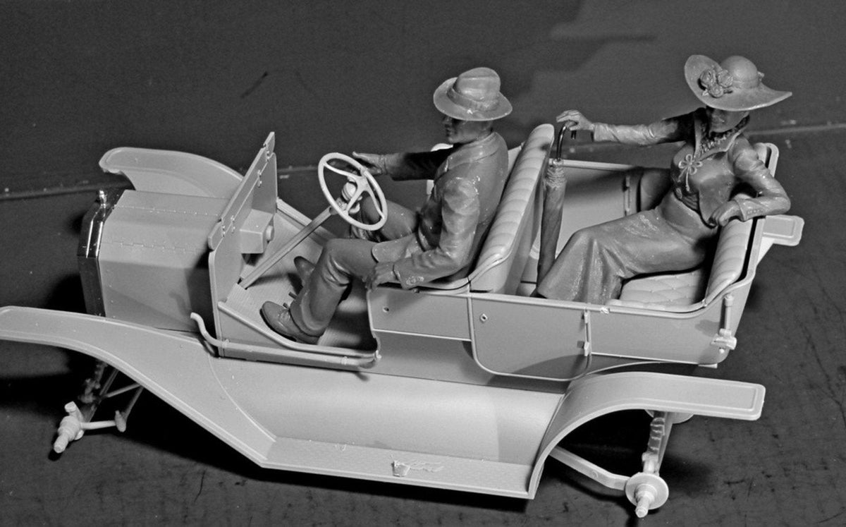 ICM Models MODEL CARS ICM Models Model Cars 1/24 American Male/Female Motorists 1910's Kit