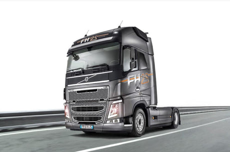 Italeri MODEL CARS Italeri 1/24 2014 Volvo FH4 Globetrotter XL Tractor Cab (New Tool) Kit