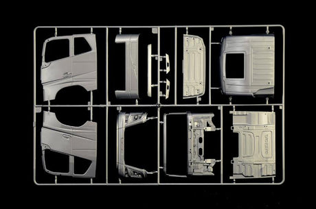 Italeri MODEL CARS Italeri 1/24 2014 Volvo FH4 Globetrotter XL Tractor Cab (New Tool) Kit