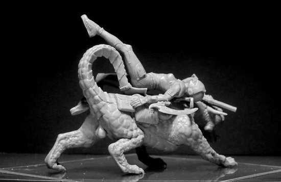 Master Box MILITARY MODEL Master Box Ltd 1/24 World of Fantasy: Graggeron & Halseya Female Warrior Lying on Animal Kit