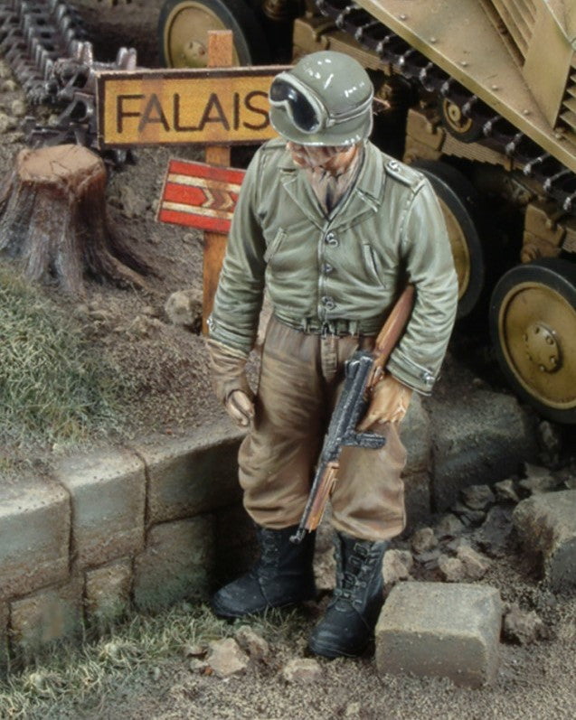 Royal Model MILITARY MODEL Royal Model 1/35 WWII US Tanker w/Thompson Sub Machine Gun Resin Kit