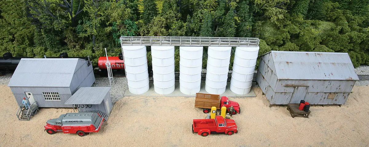 Walthers Cornerstone Walthers Cornerstone Trackside Oil Dealer with Storage Tanks (HO Scale) Part# 933-4059