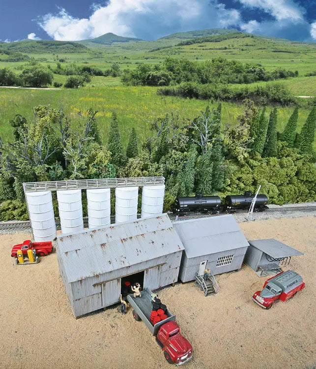 Walthers Cornerstone Walthers Cornerstone Trackside Oil Dealer with Storage Tanks (HO Scale) Part# 933-4059